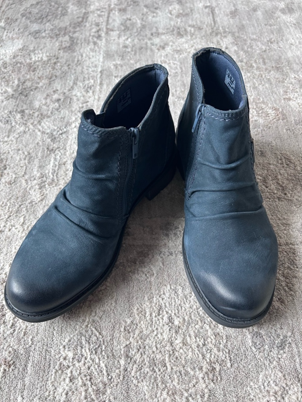NWOB Clarks Collection Womens Sz 9W Hearth Clara Blue Nubuck 26181003 Ankle Boot - Picture 2 of 11